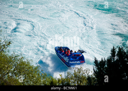 Nervenkitzel sucht Touristen auf Jet-Boot, Huka Falls, New Zealand Stockfoto