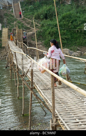 Der Bambus-Brücke über den Fluss Nam Khan in Luang Prabang Laos Lao Frauen Stockfoto