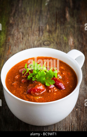 Eine Tasse Chili Con Carne mit Koriander Stockfoto