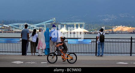 Indische Familie Aussichtspunkt in der Nähe von Totempfähle im Stanley Park Hintergrund Kiesgrube Vancouver City Kanada Nordamerika Stockfoto