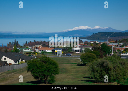 Taupo, Neuseeland mit Mount Ruapehu im Hintergrund Stockfoto