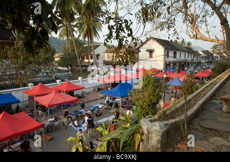 Die nächtlichen Tourist Souvenir-Markt immer unterwegs in Luang Prabang Laos Stockfoto