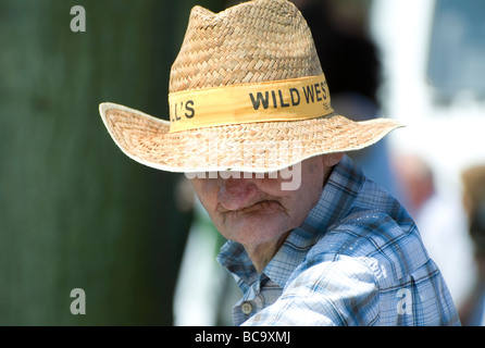 Senior woman in Cowboy-Strohhut, royal Norfolk zeigen, Norwich, england Stockfoto