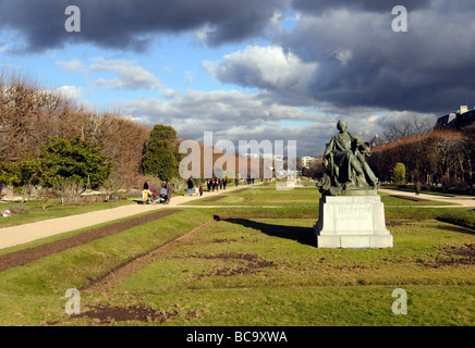 Blick auf den Jardin des Plantes (Pflanzen Garten) und Buffon Statue, wo ist befindet sich das Natural History Museum in Paris, Frankreich Stockfoto