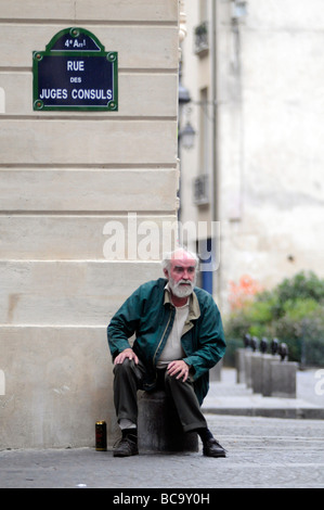 Ein betrunkener Obdachlosen Mann, sitzen in einer Straße von Paris, Frankreich Stockfoto