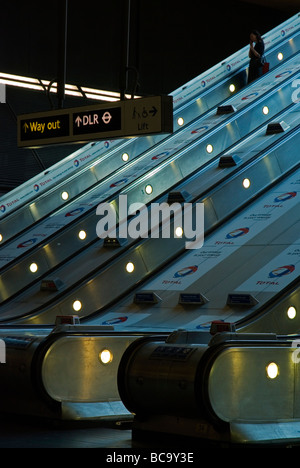 Passagiere auf Rolltreppen in Canary Wharf Rohr u-Bahnstation Dockland London England UK Stockfoto