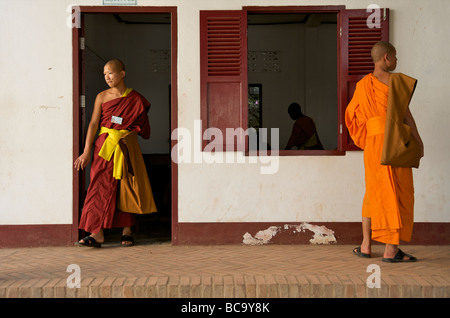 Zwei buddhistische Novizen-Mönche vor ihrem Schulzimmer in einem Tempel in Luang Prabang Laos Stockfoto