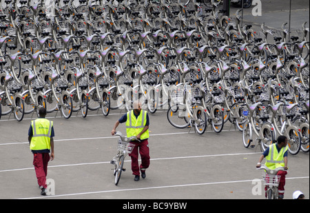 Dutzende von Velib' Fahrräder auf dem Display im Zentrum von Paris vor dem Fahrrad Vermietung Schema Jahrestag. Stockfoto