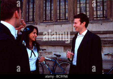 Studenten der Oxford Universität in Subfusc (Trachten) trinken Champagner außerhalb University College nach Finale England UK Stockfoto