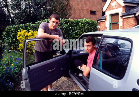 Non-eineiige Zwillinge glücklich nachdem Uni-Prüfungen Kent England fertig Stockfoto