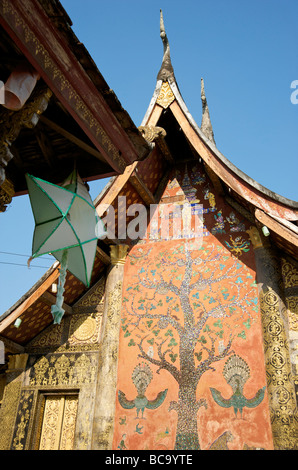 Das äußere Mosaik mit einem legendären Flamme Baum an der Wand der Sim an Wat Xiang Thong in Luang Prabang Laos Stockfoto