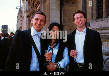 Studenten der Oxford Universität in Subfusc (Trachten) trinken Champagner außerhalb University College nach Finale England UK Stockfoto
