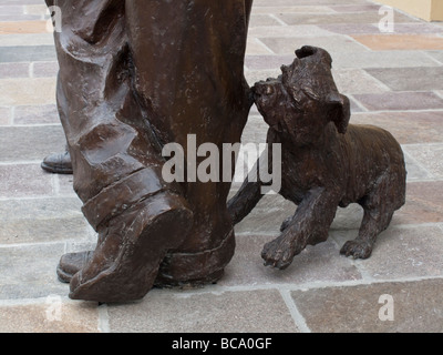 Kleiner Hund Teil der Skulptur von Laurel und Hardy in Ulverston Cumbria UK Stockfoto