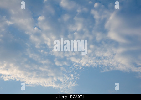 Wellige und gefleckten Cloud Belichtungsverhältnisse durch Sonnenlicht. Stockfoto