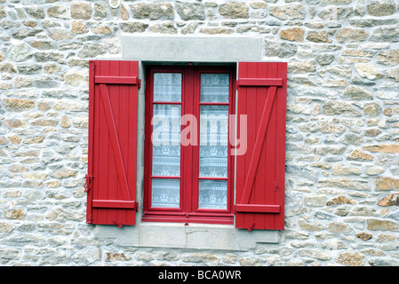 Leuchtend roten Fensterläden und nautischen Gardine auf Haus, Roscoff, Bretagne, Frankreich Stockfoto