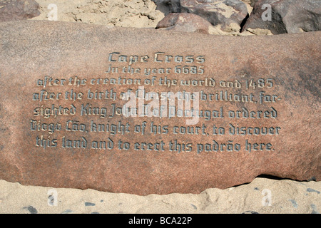 Englische Übersetzung von Cape Cross Stein, Cape Cross, Namibia, Afrika Stockfoto