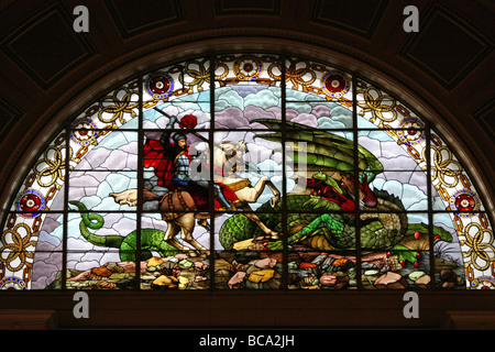 Georg und der Drache befleckte Glasfenster, St.-Georgs-Halle, Liverpool, Merseyside, Großbritannien Stockfoto