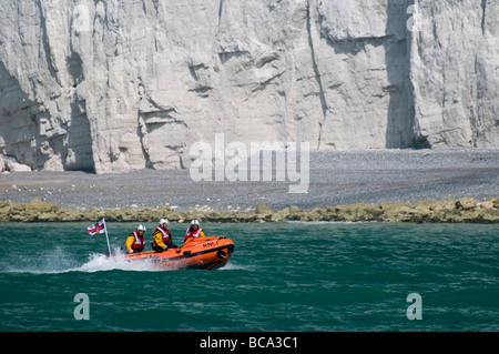 Eine RNLI-Rettungsboot Patrouille Crew patrouillieren am Meer am Fuße des Beachy Head in East Sussex, England. Stockfoto