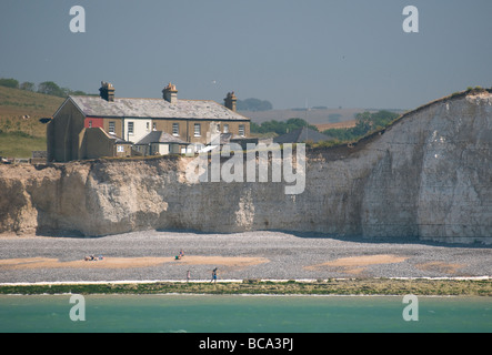 Alte Fischerhäuser auf der Klippe bei Birling Gap, East Sussex, England. Stockfoto