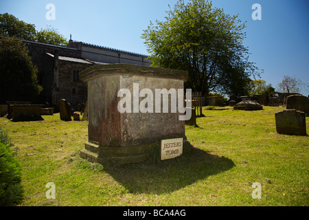 Hofnarren Grab, "Hier genannt liegt der Earl von Suffolks Narr Männer ihn Dicky Pearce", Minster Kirche St Mary the Virgin in Berkeley Stockfoto