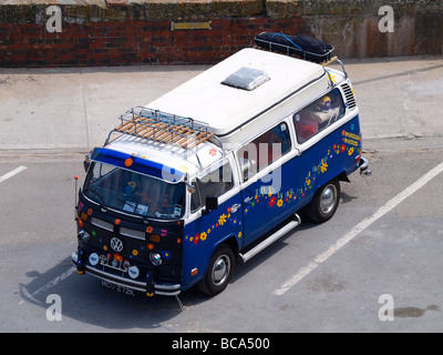 VW Camper mit Blumen überall Stockfoto