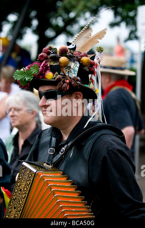 Ein Musiker einen dekorierten Top Hut auf einem Folk-Festival in Essex.  Foto von Gordon Scammell Stockfoto