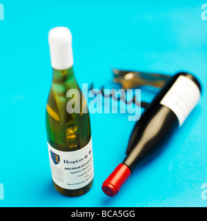 Hospices de Beaune Meursault Flasche Wein Korkenzieher auf blauem Hintergrund Stockfoto