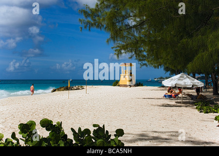 Menschen, die zum Sonnenbaden an Miami Beach, Oistins, Barbados, Karibik Stockfoto