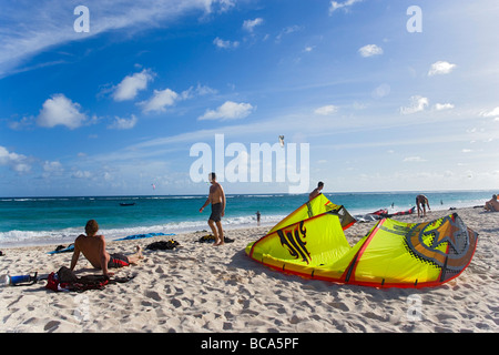 Kite-Surfer an Strand, Barbados, Karibik Stockfoto