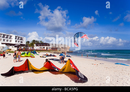 Kite-Surfer an Strand, Barbados, Karibik Stockfoto