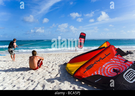 Kite-Surfer an Strand, Barbados, Karibik Stockfoto