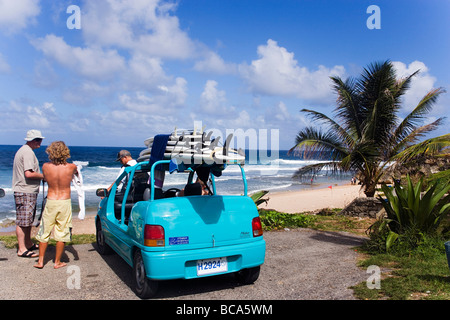 Drei Männer in der Nähe ein Auto mit Surfbrettern, Bathseba, Barbados, Karibik Stockfoto