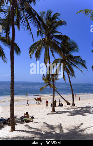 Entspannende Touristen am Shanzu Strand, Hotel Dolphin Coast, Kenia Stockfoto