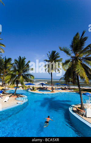 Pool-Bereich des Hotel Bamburi Beach, Bamburi Beach, Küste, Kenia Stockfoto