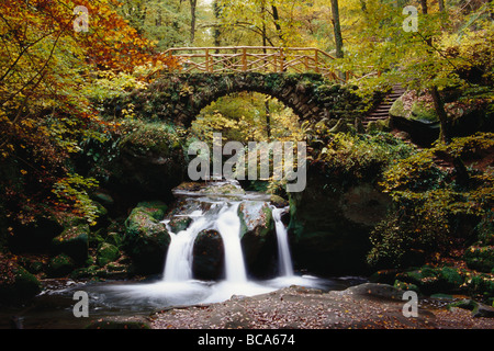 Brücke und Wasserfall am Schiessentumpel in Mullerthal, kleine Schweiz, Luxemburg Stockfoto
