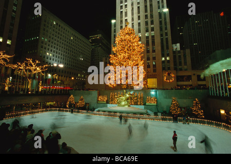 Rockefeller Center bei Nacht mit Weihnachtsschmuck, Lower Plaza mit Prometheus, Eis Menschen Tellspiele in den Vordergrund, neue Y Stockfoto