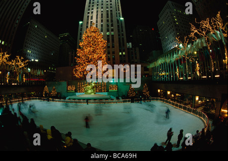 Rockefeller Center bei Nacht mit Weihnachtsschmuck, Lower Plaza mit Prometheus, Eis Menschen Tellspiele in den Vordergrund, neue Y Stockfoto