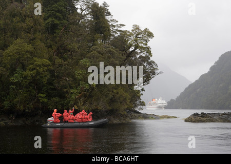 MS Bremen Zodiac Ausflug, zweifelhaft Sound, Fiordland-Nationalpark, Südinsel, Neuseeland Stockfoto
