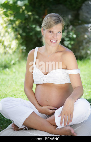 Schwangere Frau lächelt in die Kamera, Steiermark, Österreich Stockfoto