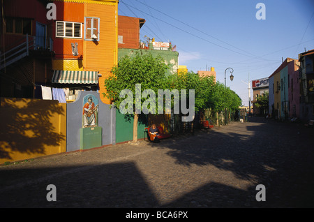 Bemalten Häusern, Wellpappe Intitiative der Maler Benito Quinquela Martín, El Caminito Straße, Gebäude, La Boca, Hafen ein Stockfoto