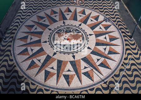 Padrão Dos Descobrimentos, das Denkmal der Entdeckungen, Mosaik Dekoration zeigt eine Weltkarte und eine Windrose, Belem, Lissabon, Portug Stockfoto
