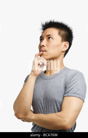 Young Asia Mann denken und Blick auf leeren Raum Stockfoto