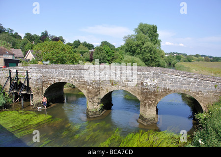 Alte Steinbrücke über den Fluss Arun, Pulborough, West Sussex, England, Vereinigtes Königreich Stockfoto