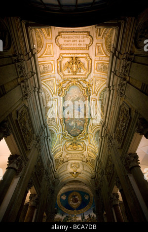 Innenraum der Basilika di Santa Croce in Gerusalemme Rom Italien Stockfoto