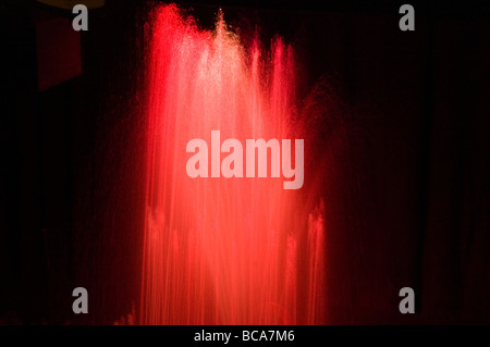 Wasser-Brunnen beleuchtet mit roten Lichtern auf langsame Verschlusszeit getroffen Stockfoto