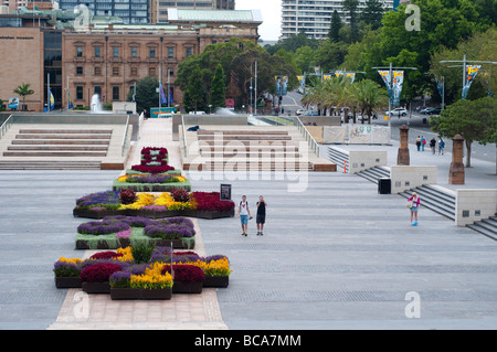 Fußgängerzone Terrasse mit Blumenbeeten vor Str. Marys Kathedrale, Sydney NSW Australia Stockfoto