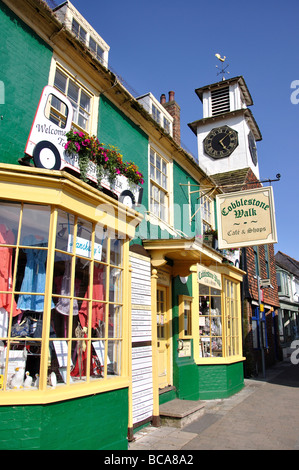 Markt, Haus und Kopfsteinpflaster Cafe, High Street, Steyning, West Sussex, England, Vereinigtes Königreich Stockfoto