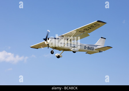 Reims Cessna F172M Skyhawk G-BAEO im Endanflug auf Netherthorpe Flugplatz landen Stockfoto