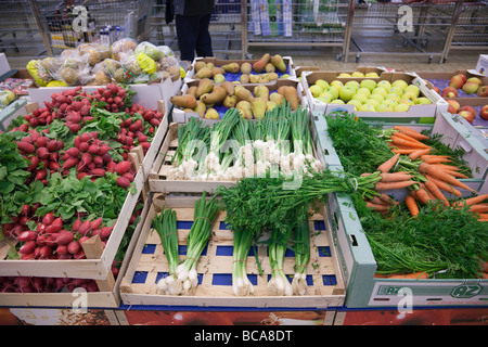 Europa-frisches Obst und Gemüse auf dem Display auf einem Supermarktregal Stockfoto