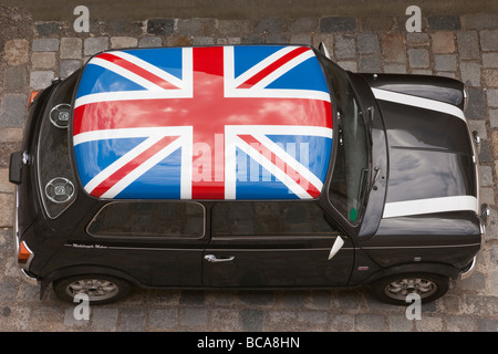 Europa Union Jack gemalt auf Dach eines schwarzen Mini-Autos von oben Stockfoto